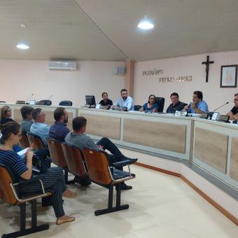 Vereadores participam de reunião para tratar da construção de usina hidrelétrica em Três Coroas. Vereadores participam de reunião para tratar da construção de usina hidrelétrica em Três Coroas.