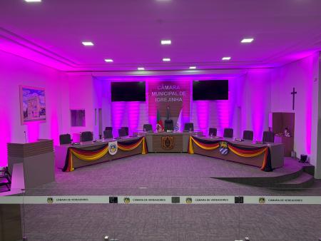 Câmara de Igrejinha celebra a Oktoberfest e o Outubro Rosa com decoração temática Câmara de Igrejinha celebra a Oktoberfest e o Outubro Rosa com decoração temática