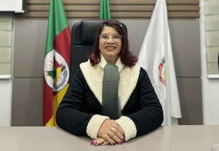 Vereadora Neidi comemora instalação de Banco Vermelho no Parque da Oktoberfest