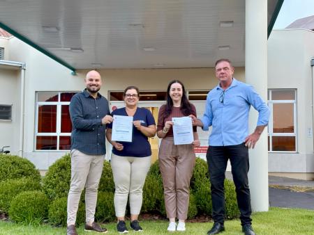 Deputada federal Fran Bayer e vereador Max entregam emenda de R$ 300 mil ao Hospital Bom Pastor