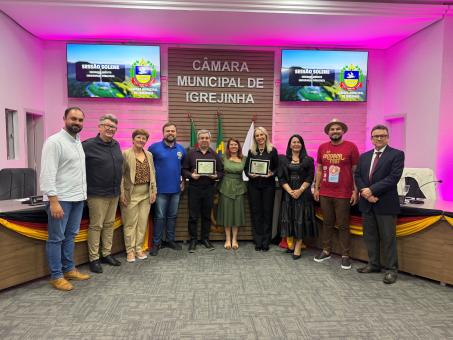 Câmara de Igrejinha entrega homenagens na área pública
